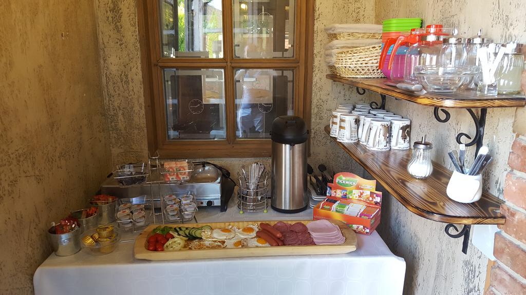 Hajdúszoboszló Clock Cafe Pizzeria Es Panzio酒店 外观 照片