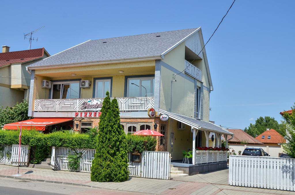 Hajdúszoboszló Clock Cafe Pizzeria Es Panzio酒店 外观 照片