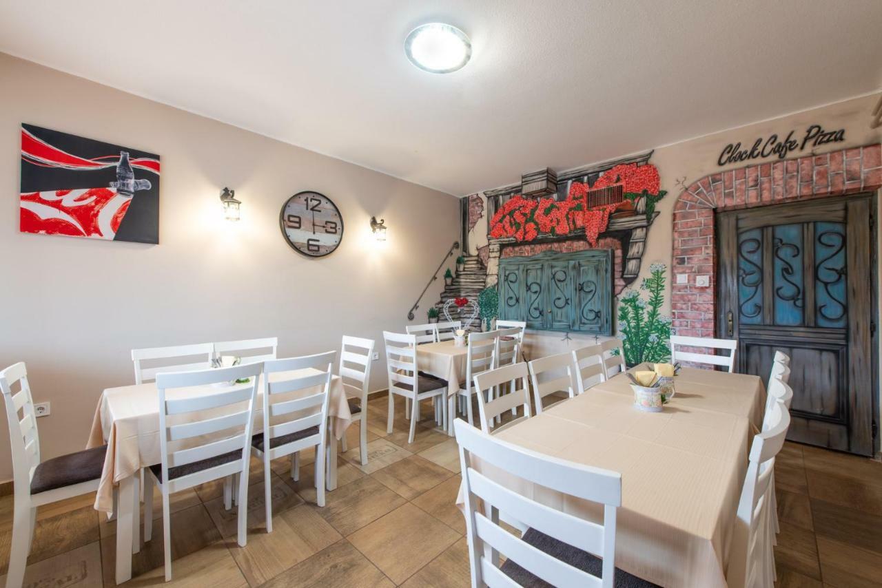 Hajdúszoboszló Clock Cafe Pizzeria Es Panzio酒店 外观 照片