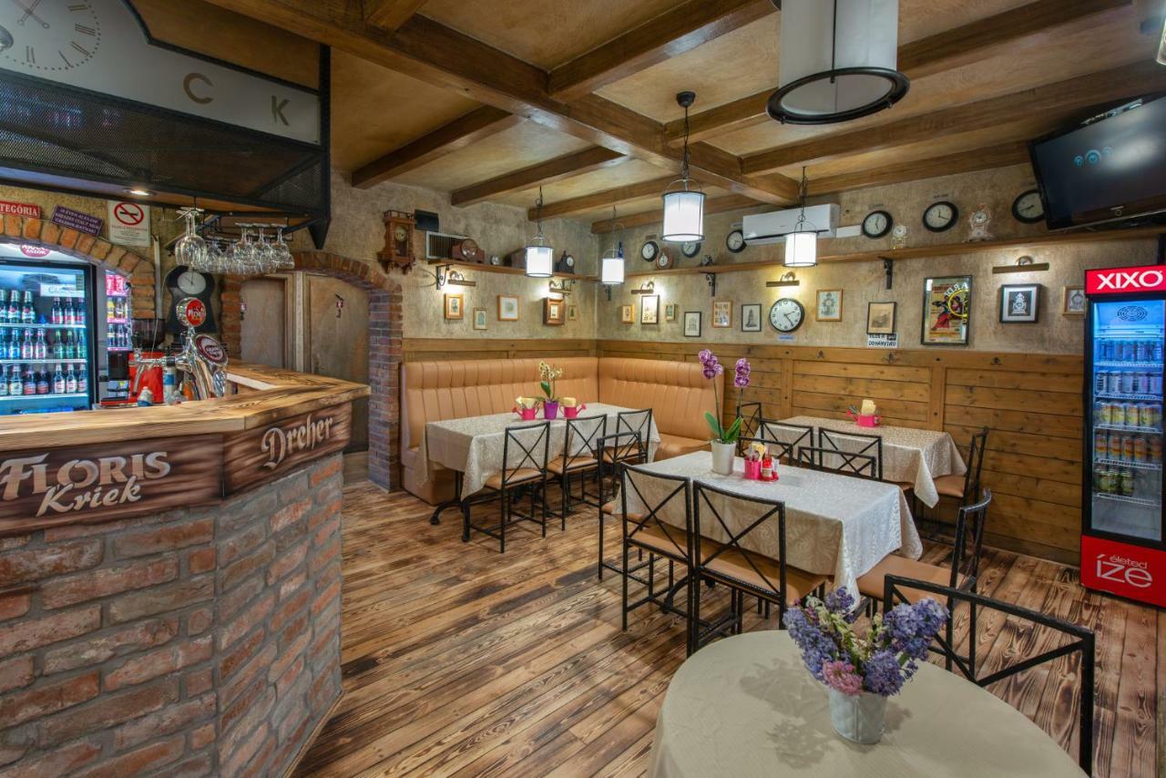 Hajdúszoboszló Clock Cafe Pizzeria Es Panzio酒店 外观 照片