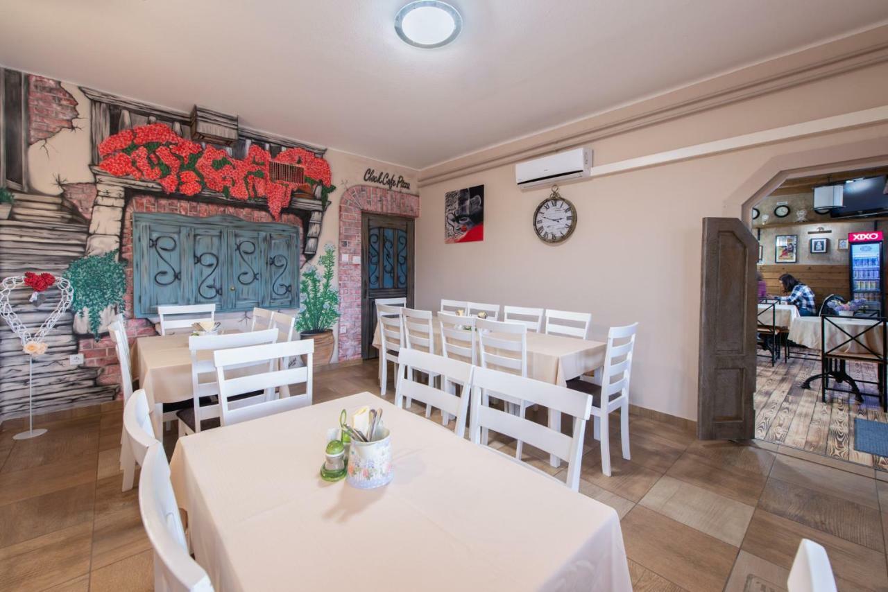 Hajdúszoboszló Clock Cafe Pizzeria Es Panzio酒店 外观 照片