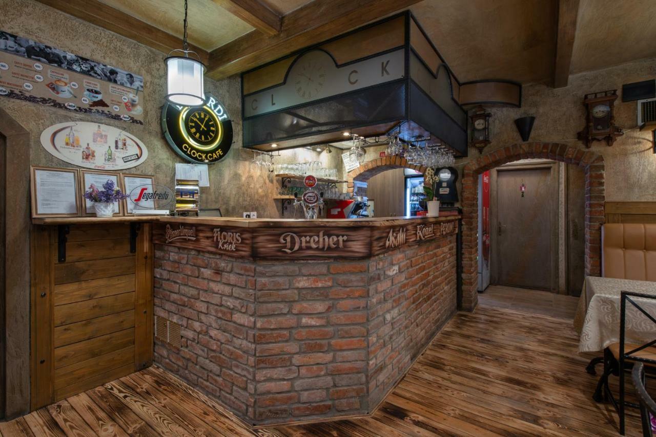 Hajdúszoboszló Clock Cafe Pizzeria Es Panzio酒店 外观 照片