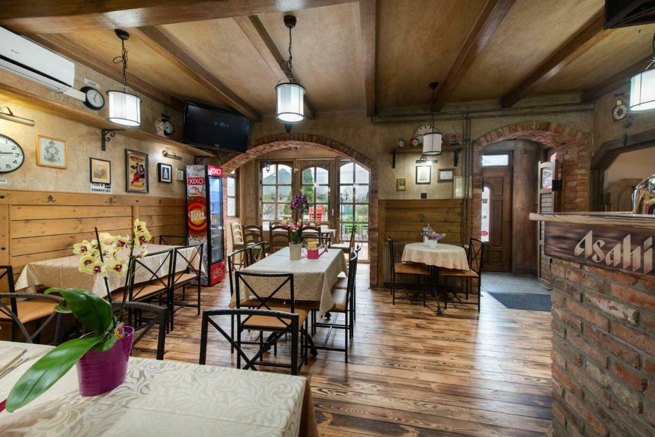 Hajdúszoboszló Clock Cafe Pizzeria Es Panzio酒店 外观 照片