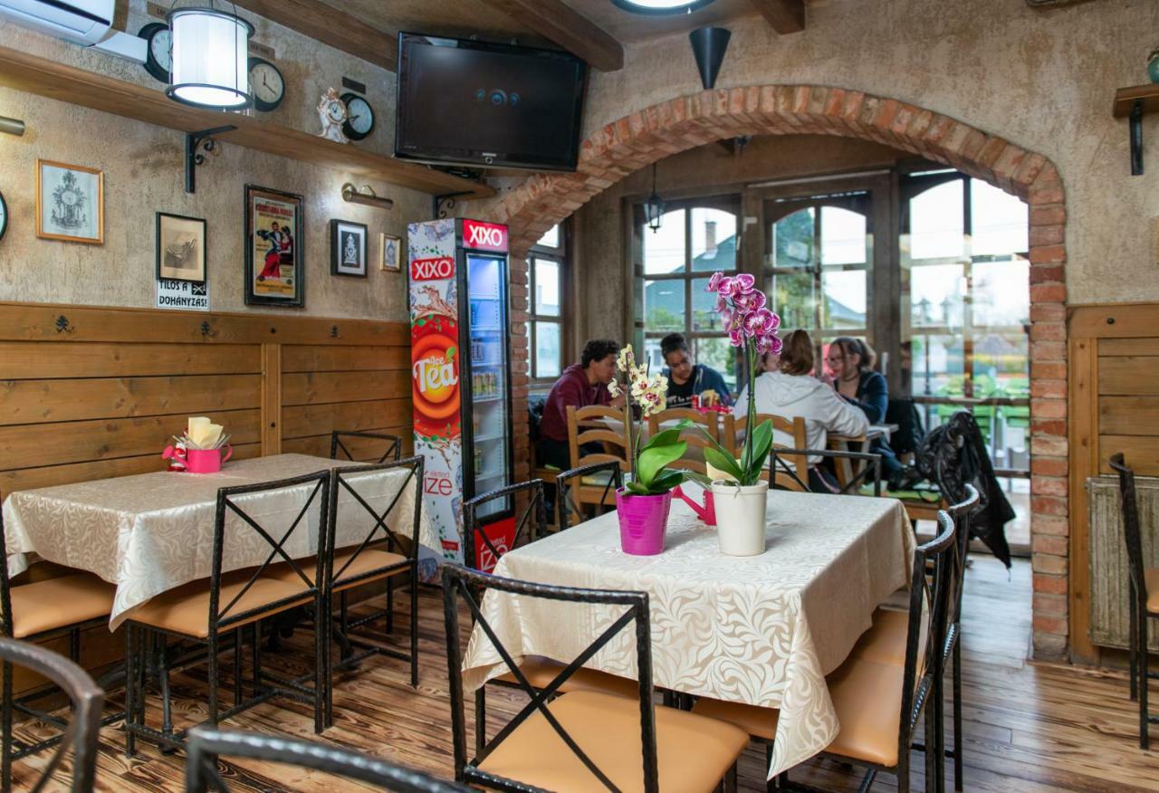 Hajdúszoboszló Clock Cafe Pizzeria Es Panzio酒店 外观 照片